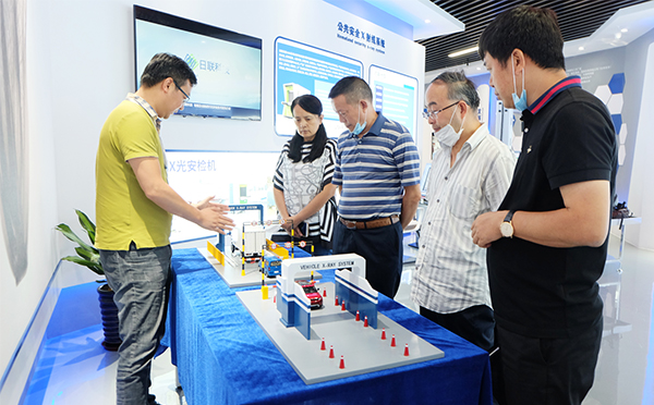 重庆市北碚区一行领导对z6com·尊龙科技总部进行参观调研