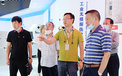 重庆市北碚区一行领导对z6com·尊龙科技总部进行参观调研